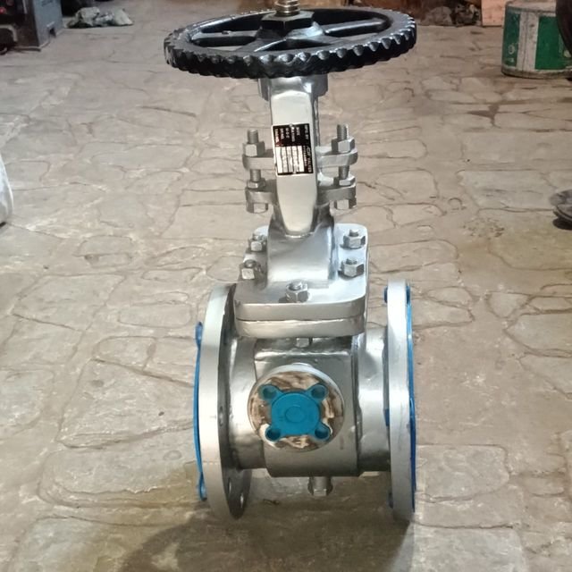 AEW jacketed stainless gate valve with handwheel